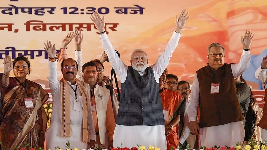 <div class="paragraphs"><p>PM Narendra Modi with former Chhattisgarh CM Raman Singh and state party President Arun Sao during the 'Parivartan Mahasankalp' rally, in Bilaspur. </p></div>