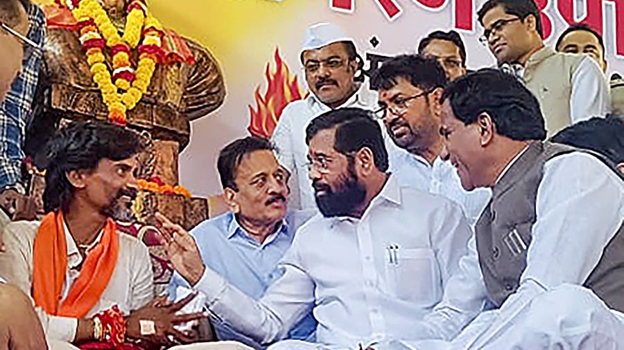 <div class="paragraphs"><p>Picture of Maharashtra Chief Minister Eknath Shinde with Manoj Jarange Patil.</p></div>