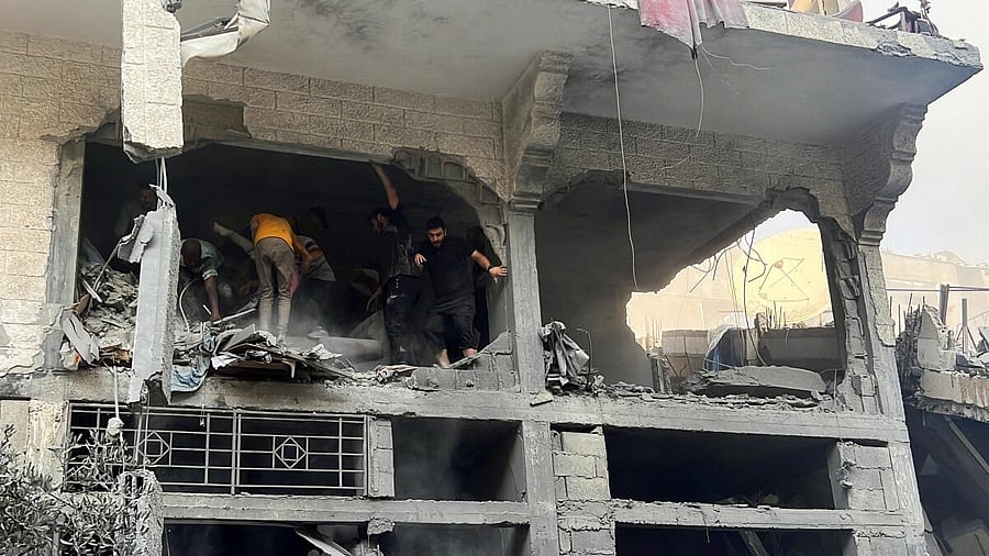<div class="paragraphs"><p>Palestinians search for casualties at the site of Israeli strikes on houses, in Gaza City October 28, 2023.</p></div>
