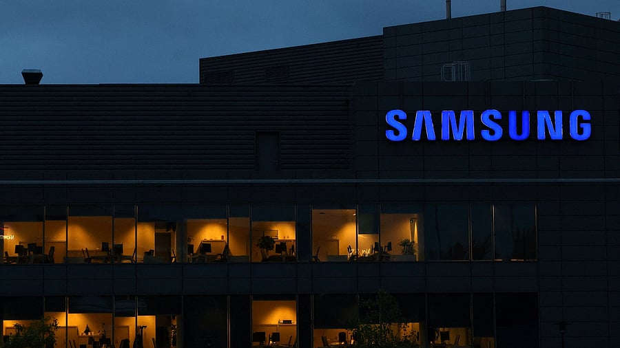 <div class="paragraphs"><p>The logo of Samsung.</p></div>