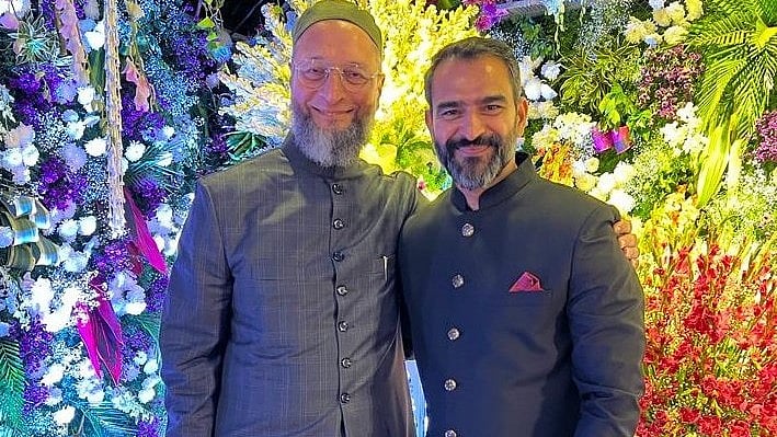 <div class="paragraphs"><p>AIMIM state president Jameel Khan (right) with AIMIM chief Asaududdin Owaisi (left).</p></div>