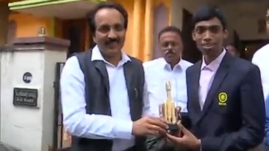 <div class="paragraphs"><p>ISRO chief S Somanath with chess grandmaster&nbsp;R Praggnanandhaa.</p></div>