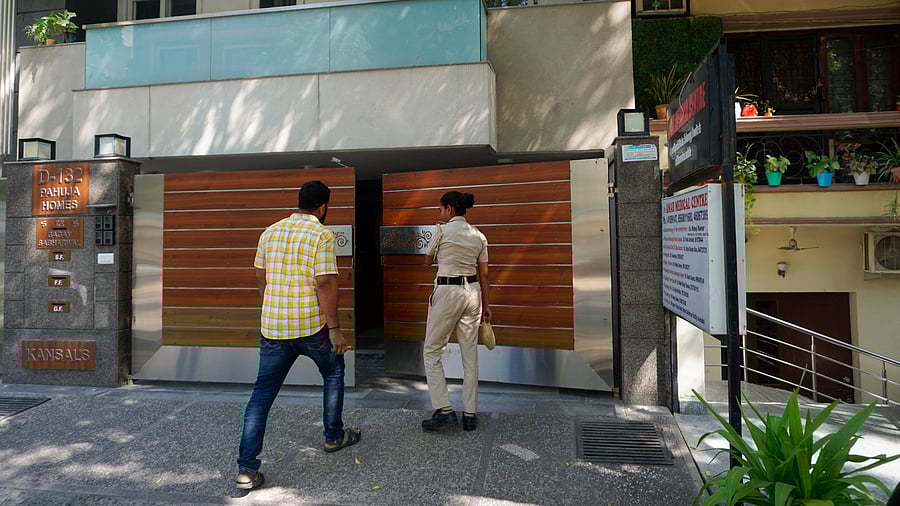<div class="paragraphs"><p>A police personnel arrives at the office of NewsClick at Saket during raids by Delhi Police's Special Cell on its premises.</p></div>