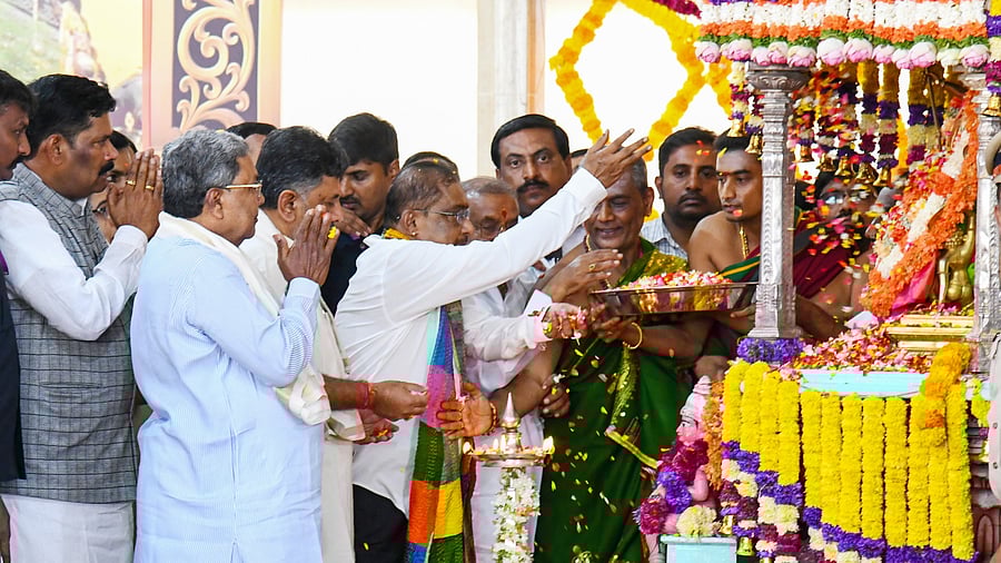 <div class="paragraphs"><p>Music director Hamsalekha offers flowers to an idol of Goddess Chamundeshwari to mark the inauguration of Dasara celebrations in Mysuru on Sunday. Chief Minister Siddaramaiah, his deputy D K Shivakumar, Kannada &amp; Culture Minister Shivaraj Tangadagi and others look on. </p></div>