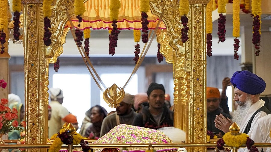 <div class="paragraphs"><p>Devotees pay obeisance at the Gurdwara Bangla Sahib on Guru Nanak Jayanti, in New Delhi.</p></div>
