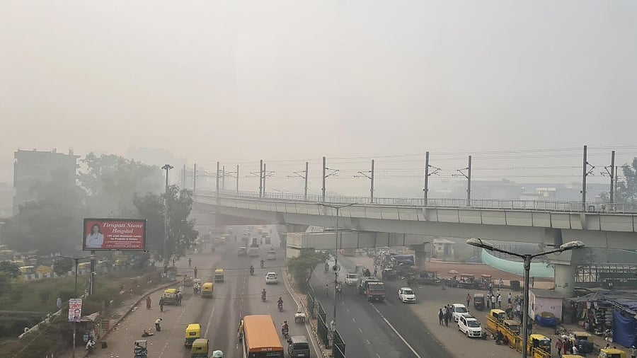 <div class="paragraphs"><p>Vehicles near Anand Vihar area amid hazy weather conditions, in New Delhi, Sunday, Nov. 5, 2023. The air quality index deteriorated from 415 at 4 pm on Saturday to 460 at 7 am on Sunday.</p></div>