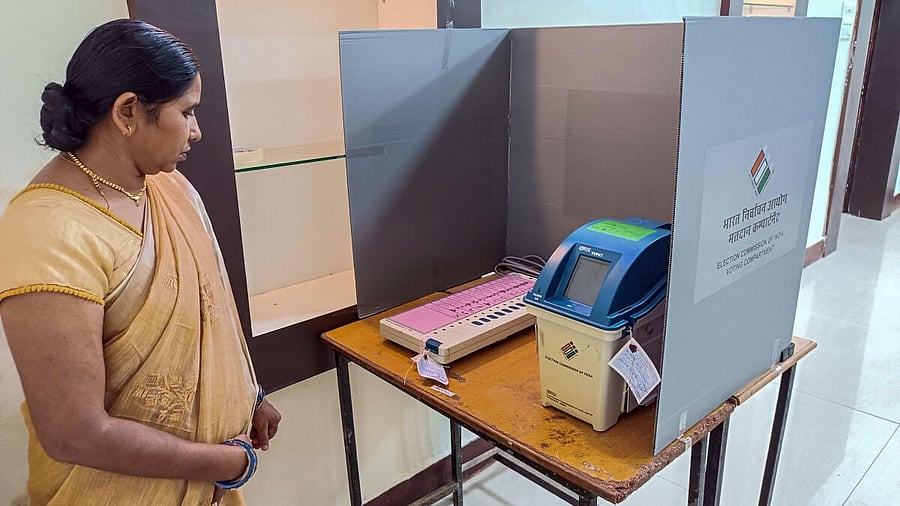 <div class="paragraphs"><p>Preparations at a polling booth on the eve of Chhattisgarh Assembly elections at Jagdalpur in Bastar district.</p></div>