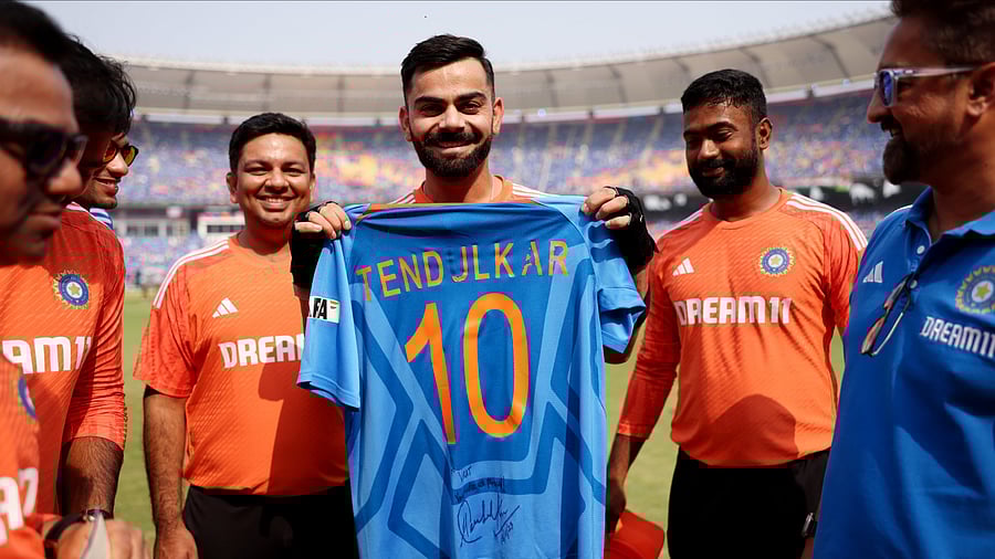 <div class="paragraphs"><p>Kohli with Tendulkar's iconic No. 10 jersey.</p></div>