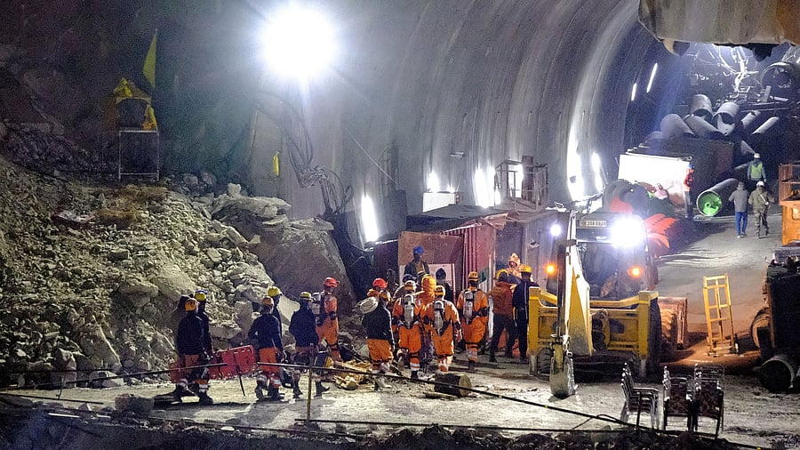 <div class="paragraphs"><p>Members of the National Disaster Response Force  enter the tunnel where workers have been trapped for ten days after it collapsed, in Uttarkashi in Uttarakhand.</p></div>
