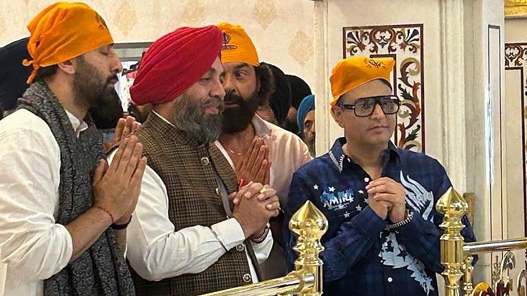 <div class="paragraphs"><p>Ranbir Kapoor, Bobby Deol and Bhushan Kumar seek blessings at&nbsp;Bangla Saheb Gurudwara in Delhi.</p></div>