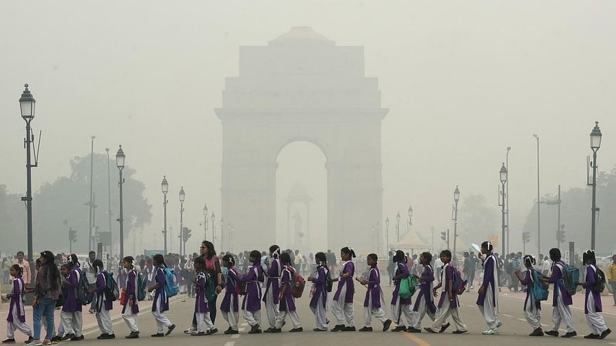 <div class="paragraphs"><p>School children amid dense smog near the India Gate in New Delhi.</p></div>