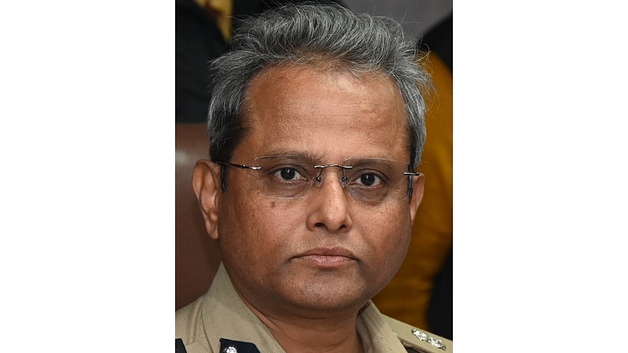 <div class="paragraphs"><p>Dayananda</p></div>