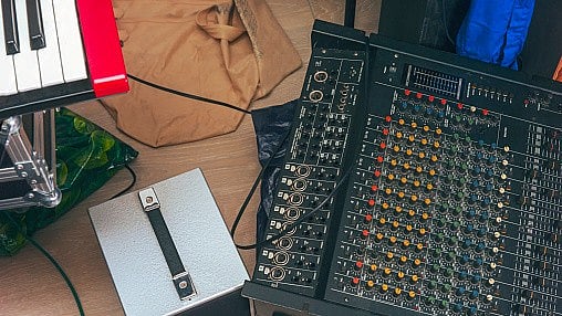 <div class="paragraphs"><p>Representative image of a music studio.</p></div>