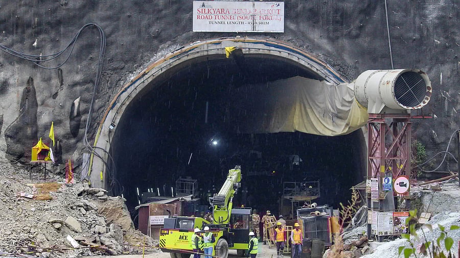 <div class="paragraphs"><p>Rescue officials at the South Portal of the Silkyara Bend-Barkot Tunnel during the ongoing rescue operation of the 41 workers trapped inside the under-construction tunnel, in Uttarkashi district.</p></div>