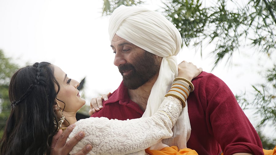Sunny Deol and Amisha Patel in 'Gadar 2'.