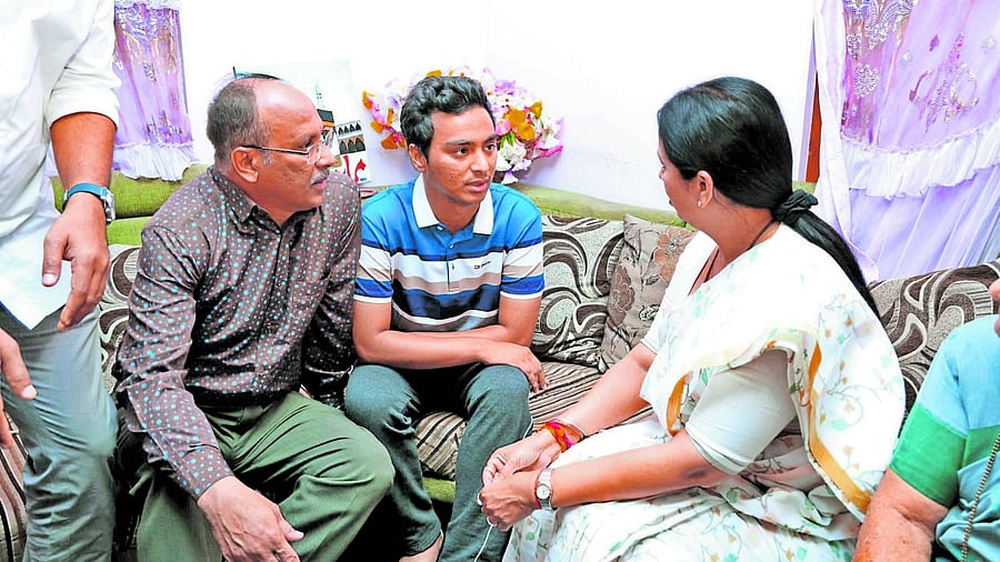 Ainaz’s father Noor Muhammad demands a speedy trial into the Nejar stabbing spree case during his interaction with District-In-Charge Minister Laxmi Hebbalkar at his house in Nejar in Trupti layout on Friday.