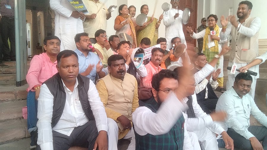 <div class="paragraphs"><p>The ruling party MLAs and the saffron party leaders sat diagonally opposite to each other during their sit-in protest. </p></div>
