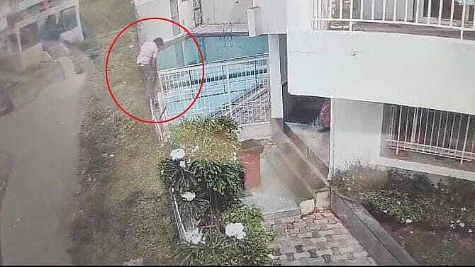 <div class="paragraphs"><p>CCTV footage picture of R D Patil jumping the gate to escape from police.</p></div>