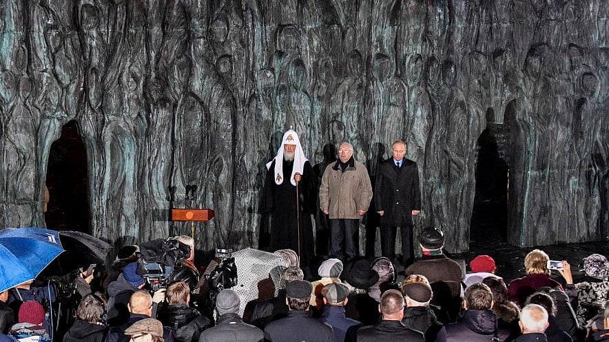 <div class="paragraphs"><p>Russian President Vladimir Putin (right) with Patriarch Kirill(left), the head of the Russian Orthodox Church, and former Human Rights Ombudsman Vladimir Lukin(center).</p></div>