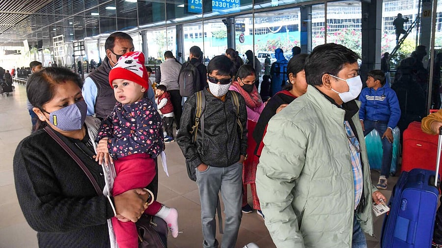 <div class="paragraphs"><p>People arriving at the Jayprakash Narayan International Airport wear masks after a rise in cases of the new COVID-19 sub-variant JN.1, in Patna, Saturday, Dec. 23, 2023.</p></div>