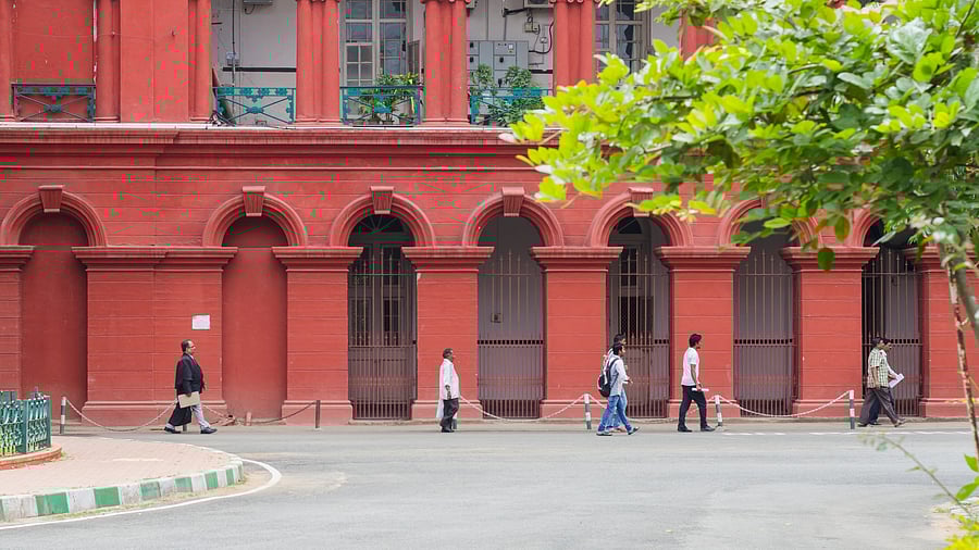<div class="paragraphs"><p>A visual of the exterior of the Karnataka High Court.</p></div>