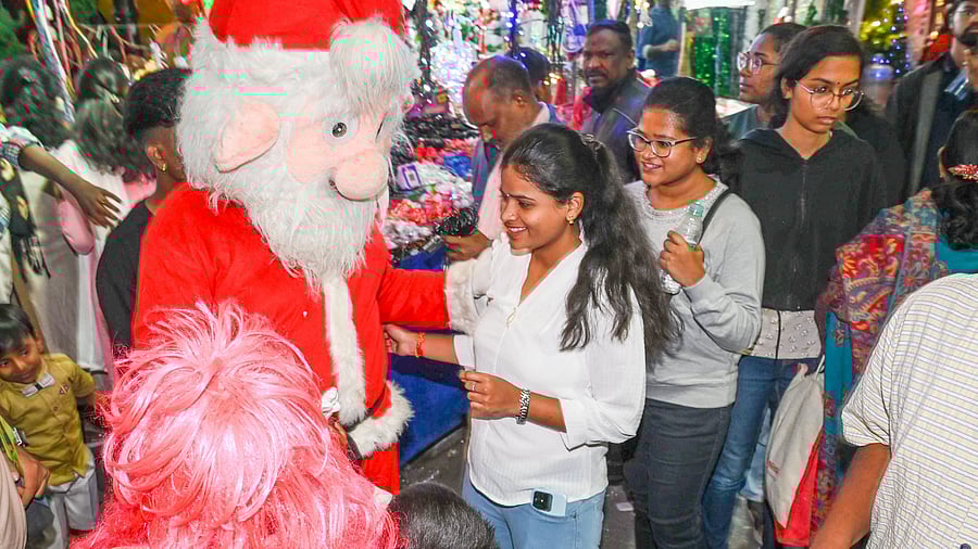 <div class="paragraphs"><p>Shoppers in Shivajinagar on Christmas Eve. </p></div>