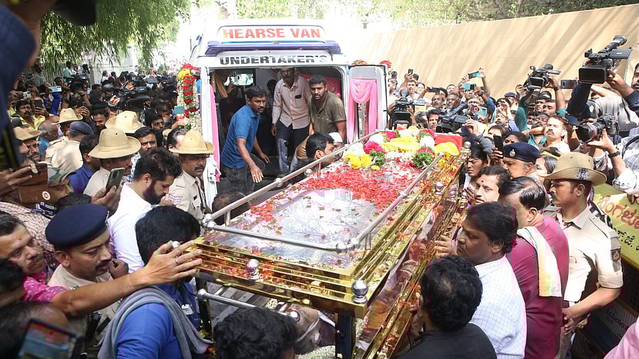 <div class="paragraphs"><p>Hundreds of fans from across the state came to see their beloved "Leelavathi amma" for one last time.</p></div>