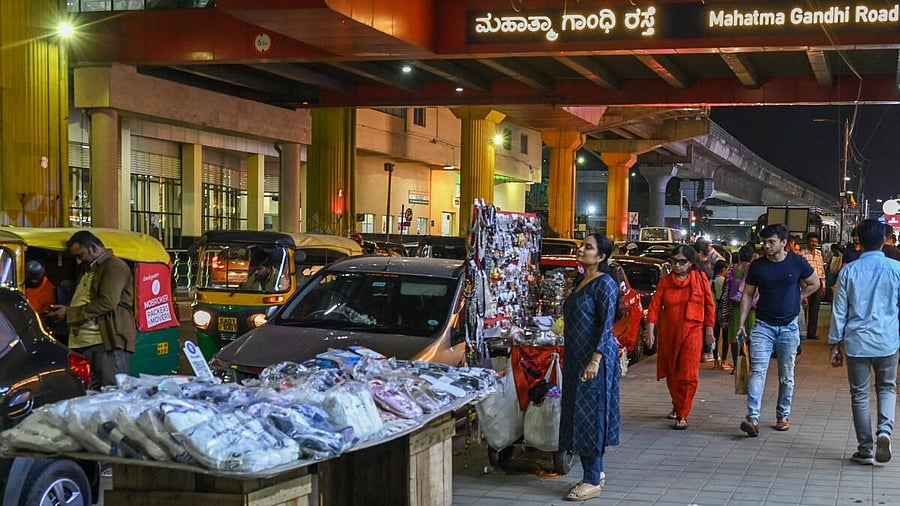 <div class="paragraphs"><p>Street vendors on at MG Road in Bengaluru on Saturday, 30th December 2023.</p></div>