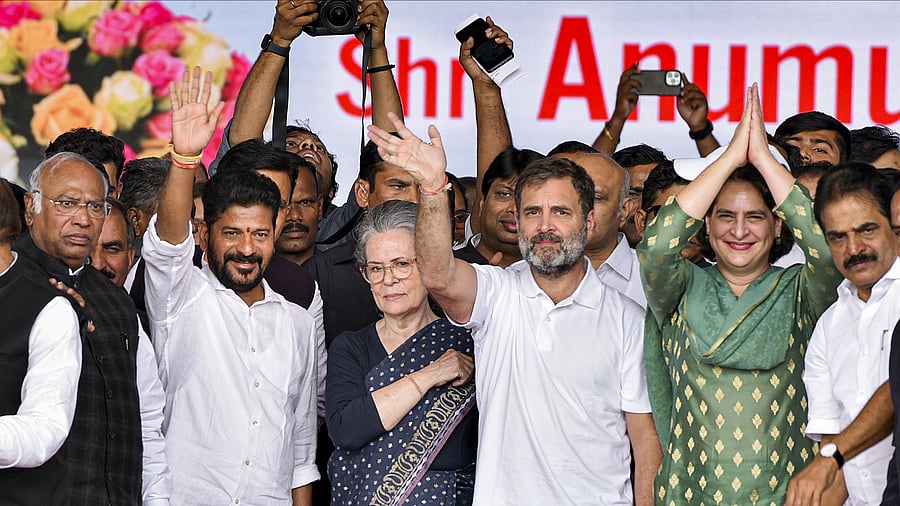 <div class="paragraphs"><p> Newly sworn-in Telangana CM A Revanth Reddy with Congress President Mallikarjun Kharge and party leaders Sonia Gandhi, Priyanka Gandhi, Rahul Gandhi and others during his oath-taking ceremony, in Hyderabad, Thursday, Dec. 7, 2023. </p></div>