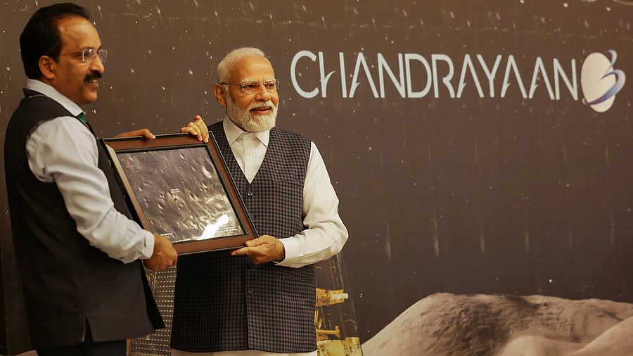 <div class="paragraphs"><p>ISRO chief S Somanath (L) with Prime Minister Narendra Modi (R), in Bengaluru.</p></div>