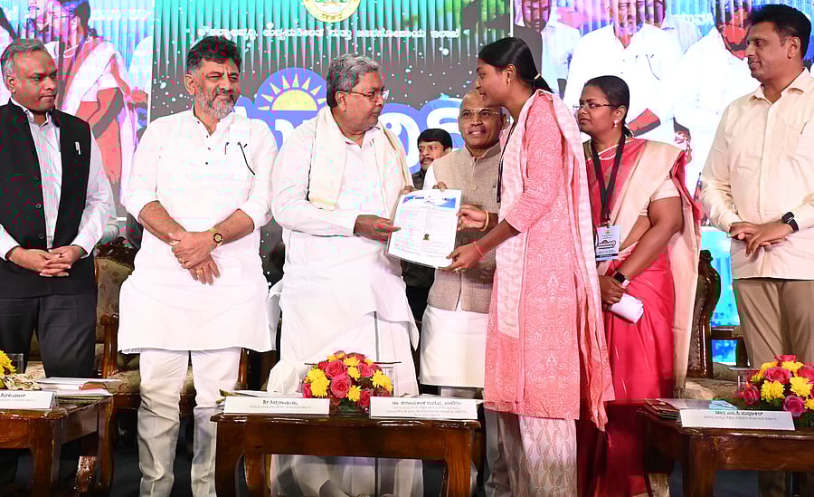 <div class="paragraphs"><p>Chief Minister Siddaramaiah hands over an acknowledgement of 'Yuva Nidhi' scheme to an unemployed girl at the launch of Congress' 5th guarantee at Vidhana Soudha in Bengaluru on Tuesday. Minister Priyank Kharge, Deputy CM D K Shivakumar, Ministers Dr Sharan Prakash Patil and Dr M C Sudhakar are seen. </p></div>