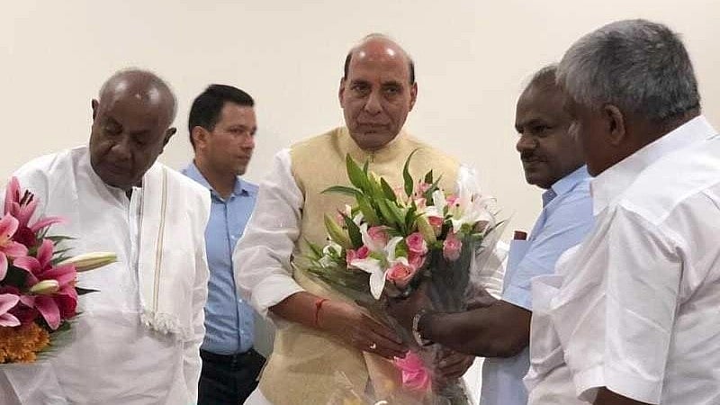 <div class="paragraphs"><p>Former PM H D Dewe Gowda, Karnataka CM H D Kumaraswamy and PWD Minister H D Revanna meeting Home Minister Rajnath Singh in New Delhi.</p></div>
