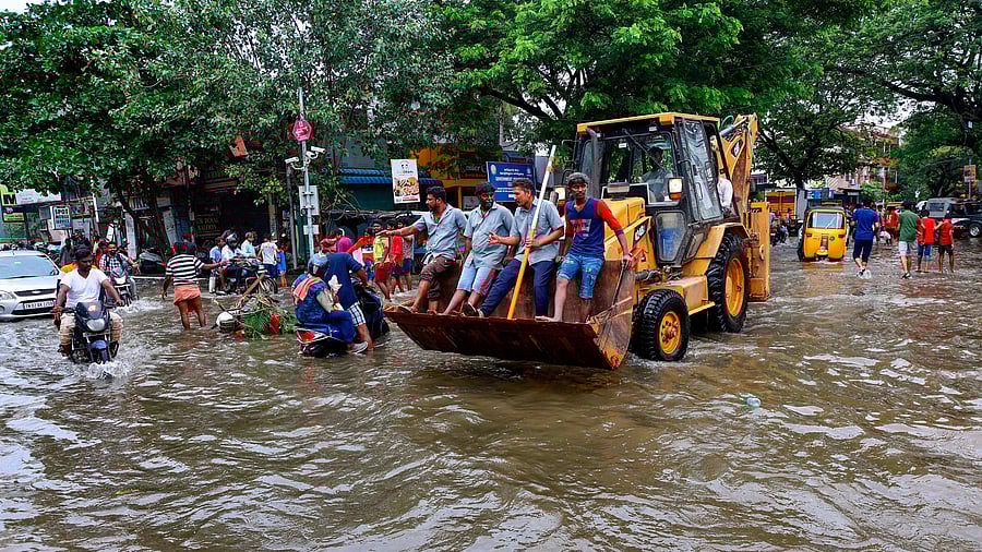 <div class="paragraphs"><p>Commuters on a flooded road after heavy rainfall owing to Cyclone Michaung, in Chennai, Tuesday, December 5, 2023.</p></div>