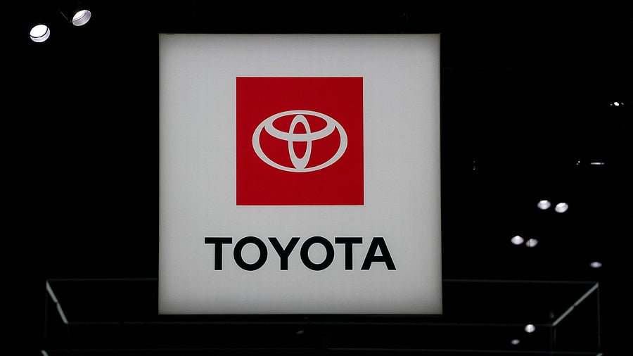 <div class="paragraphs"><p>Toyota logo.</p></div>