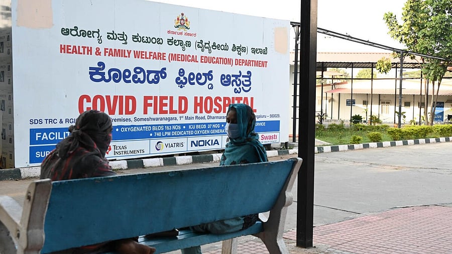 <div class="paragraphs"><p>Women wear a face mask precautions for Covid at the premises of Covid field hospital at Someshwaranagar in Bengaluru</p></div>
