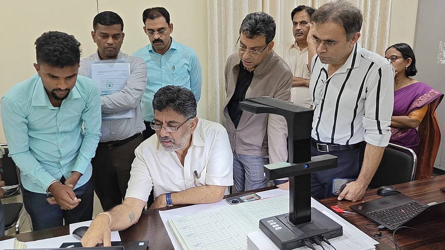 <div class="paragraphs"><p>Deputy Chief Minister D K Shivakumar inspects the digitisation process on Friday. </p></div>