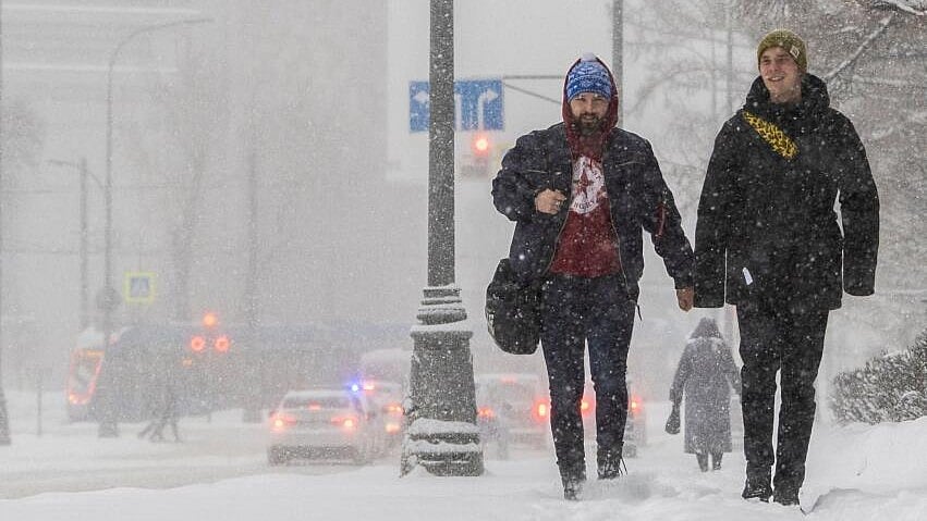 <div class="paragraphs"><p>People walk in the street during a heavy snowfall in Moscow.</p></div>