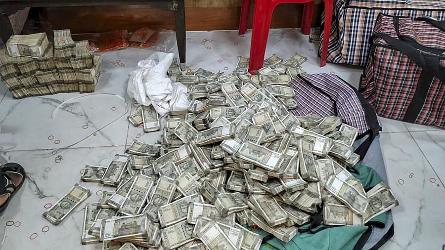 <div class="paragraphs"><p>Cash being counted by officials on the 5th day of the Income Tax department raids against Odisha-based distillery and linked entities, in Ranchi. </p></div>
