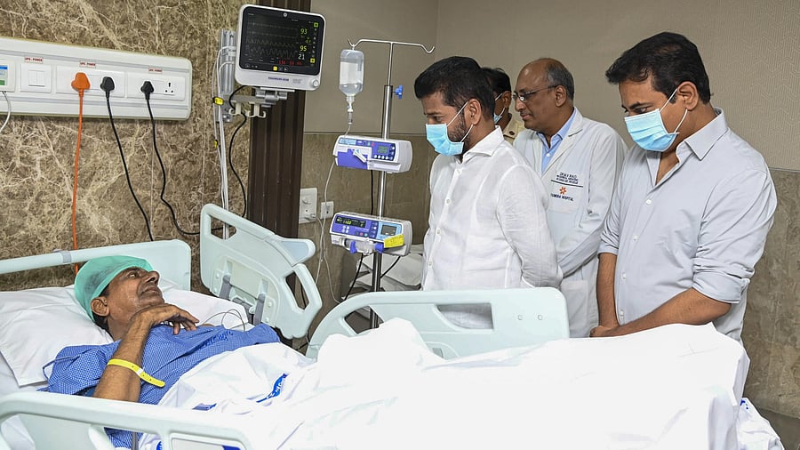 <div class="paragraphs"><p> Hyderabad: Telangana Chief Minster A. Revanth Reddy visits former CM K. Chandrashekar Rao, undergoing treatment at a hospital, in Hyderabad, Sunday, Dec. 10, 2023.</p></div>
