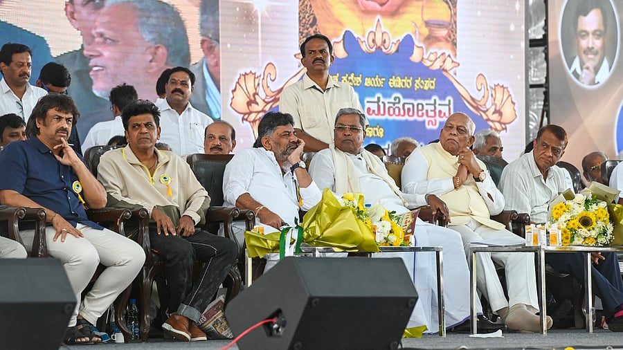 <div class="paragraphs"><p>Chief Minister Siddaramaiah and Deputy Chief Minister D K Shivakumar at a programme to mark platinum jubilee of Karnataka Pradesh Arya Ediga Sangha in Bengaluru on Sunday. Minister for School Education and Literacy Madhu Bangarappa, actor Shivarajkumar, and president of the Sangha, M Thimmegowda, are seen.</p></div>