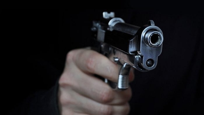 <div class="paragraphs"><p>On hearing gunshots, the locals gathered and gave the criminals a chase.</p></div>