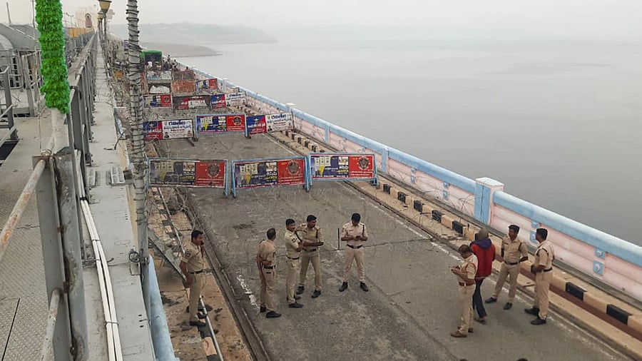 <div class="paragraphs"><p>Telangana Police personnel deployed at Nagarjuna Sagar dam, in Nalgonda district. Andhra Pradesh Police on Wednesday night allegedly took control of half of the dam, barricading a part of it and restraining the entry of Telangana police and irrigation department officials on the site. </p></div>