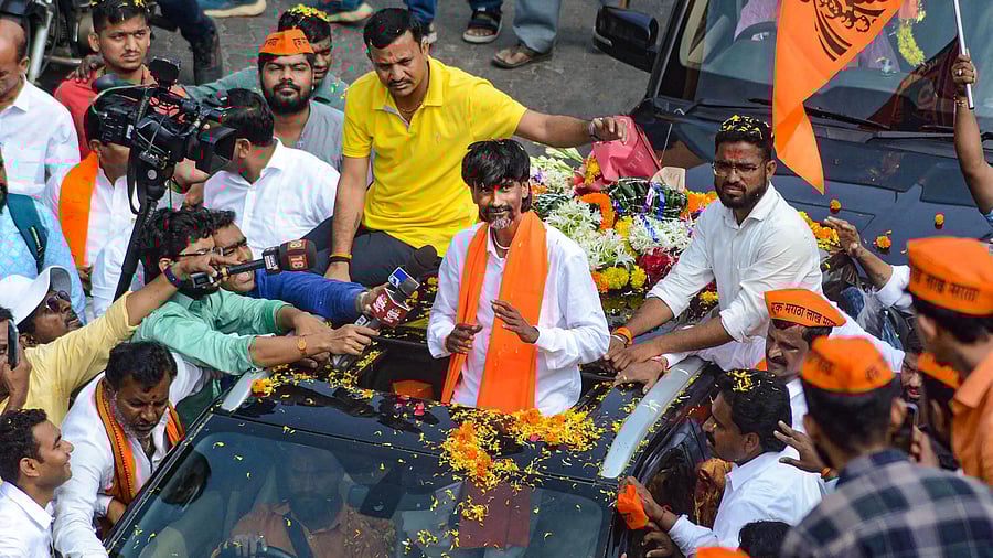 <div class="paragraphs"><p>Thane: Maratha community people along with Maratha reservation activist Manoj Jarange Patil.</p></div>