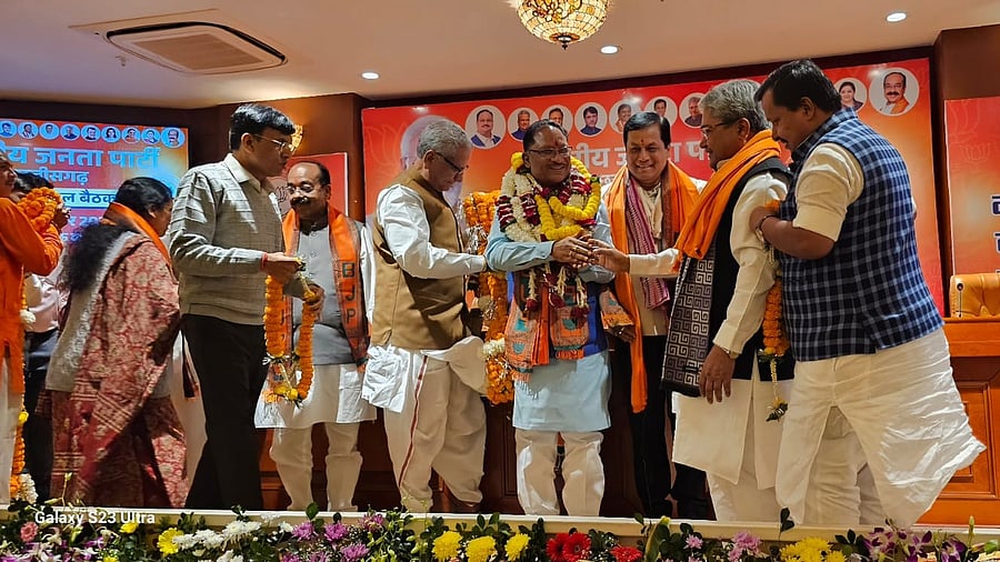 <div class="paragraphs"><p>BJP leaders congratulating the new Chhattisgarh CM</p></div>