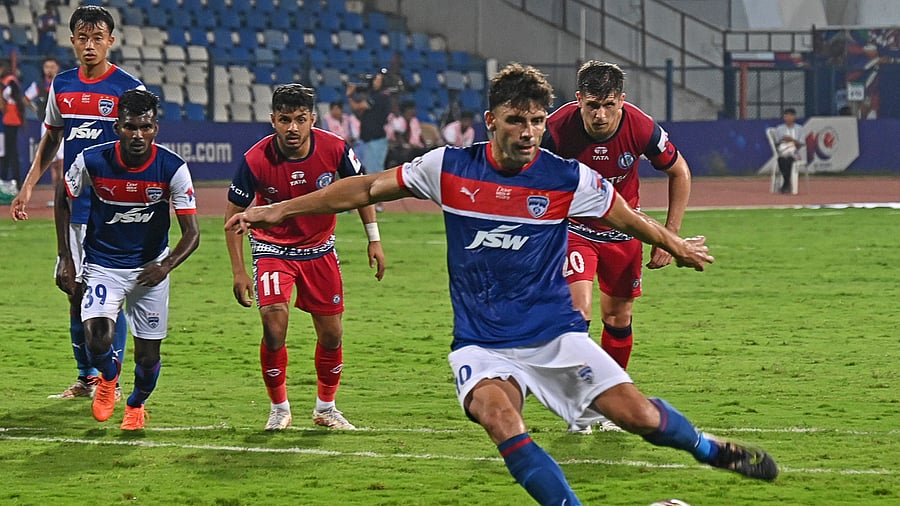 <div class="paragraphs"><p>Bengaluru FC's Javi Hernandez scores a goal against Jamshedpur FC during their clash at the Sree Kanteerava Stadium in Bengaluru on Saturday. </p></div>
