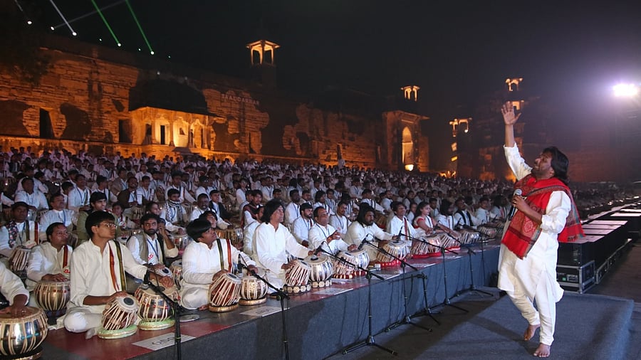 <div class="paragraphs"><p>Amid the biting cold, with night temperature dipping to 6 to 7 degree Celsius, the artists found it challenging to play their tablas during the open air event.</p></div>
