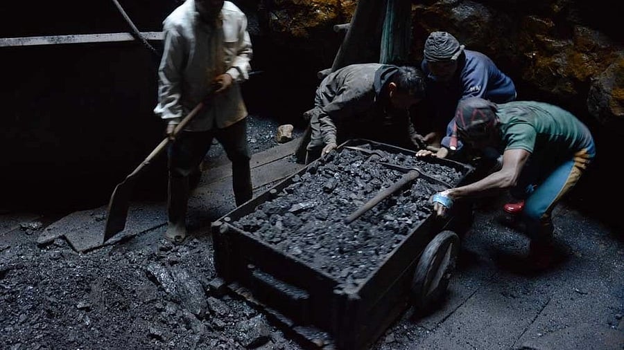 <div class="paragraphs"><p>Representative photo of workers in a coal mine.</p></div>