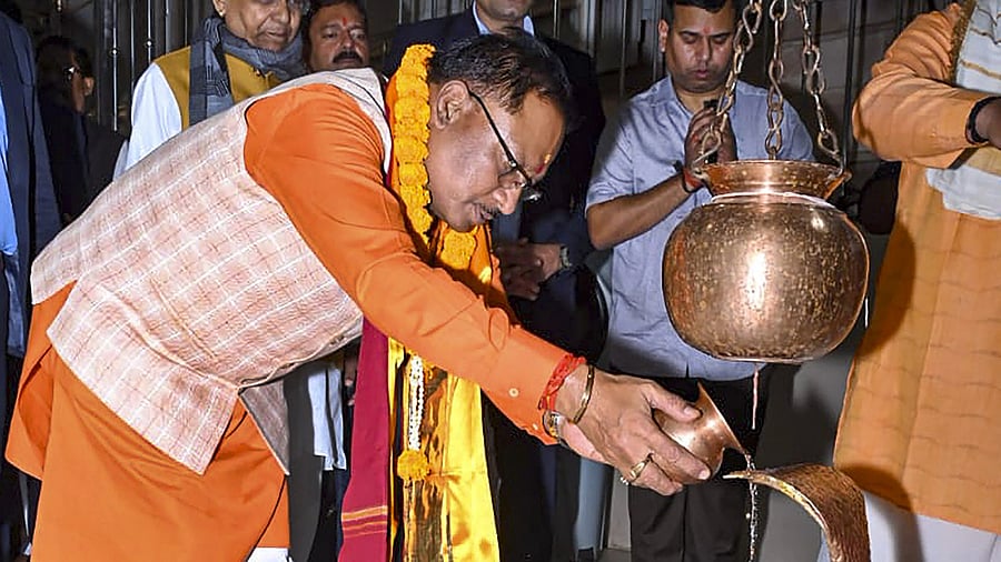 <div class="paragraphs"><p>Chhattisgarh CM-designate Vishnu Deo Sai offers prayers at a temple, in Raipur.</p></div>