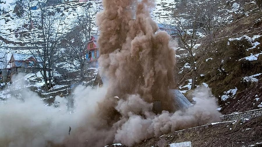 <div class="paragraphs"><p>Representative image of mortar shelling.</p></div>