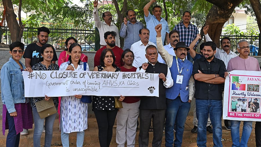 <div class="paragraphs"><p>Activists protest against proposal to move 24 veterinary institutions out of the city. </p></div>